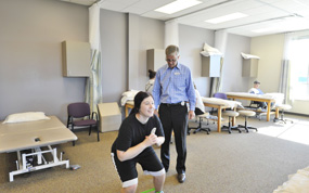 physical therapy knee pain Longview, Pain is broken down into two categories: acute or chronic. If you fall down and hurt your knee or twist your knee, that is called acute knee pain. Chronic pain is something that occurs more gradually over time, often getting worse as weeks and months go by.
